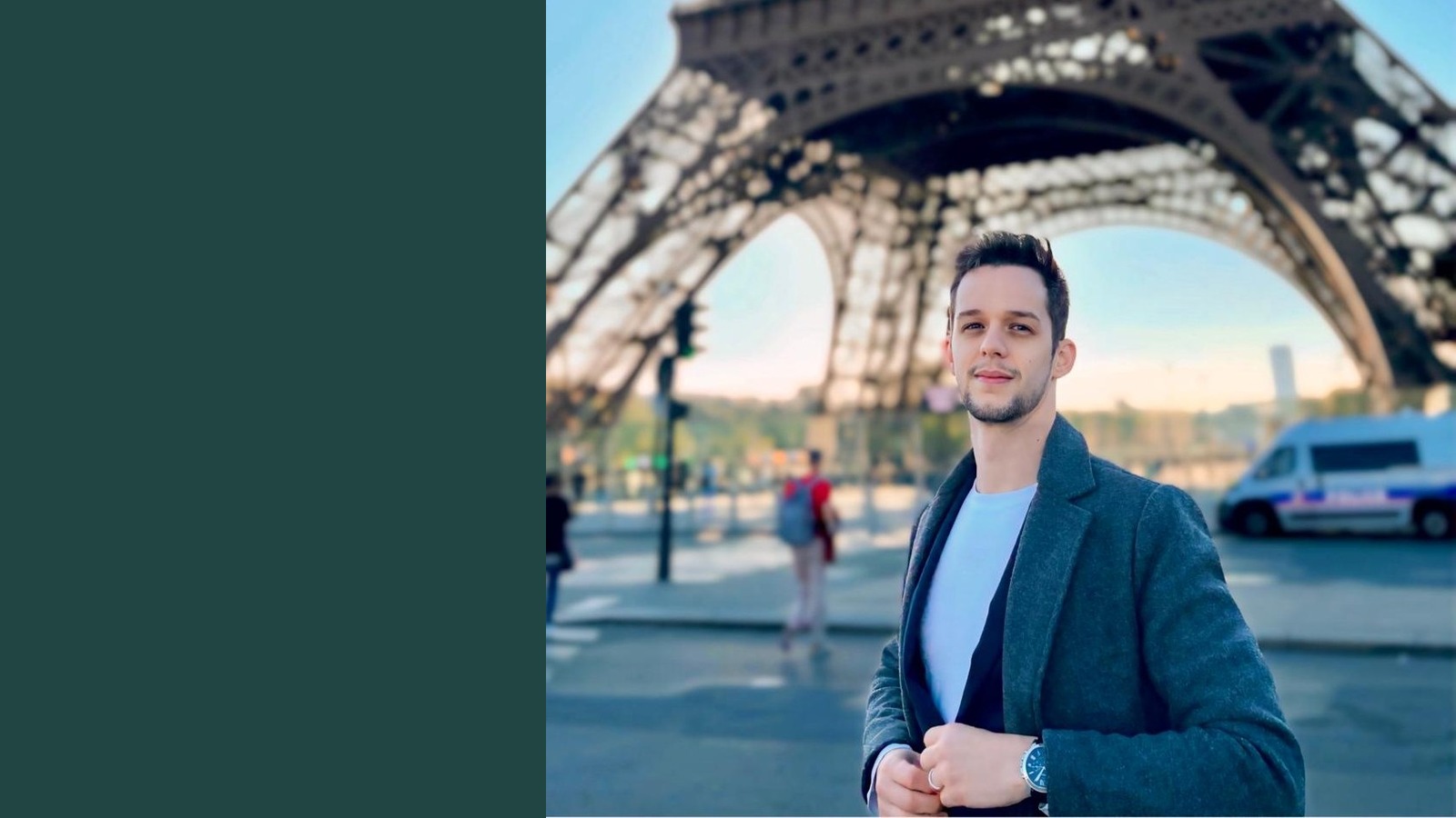 Eduardo Mazzonetto, criador da Saen, diante da Torre Eiffel